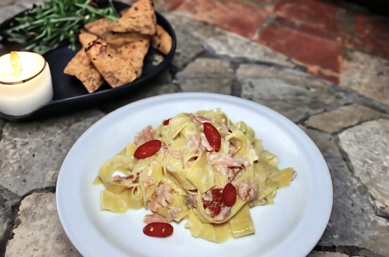 Makaron wymieszany z łososiem wędzonym krótko smażonym razem z szalotką i z dodatkiem słodkiej śmietany.