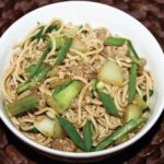 Makaron z mięsem z indyka uprzednio marynowanym, a następnie smażonym razem z kapustą pak choy i dymką.