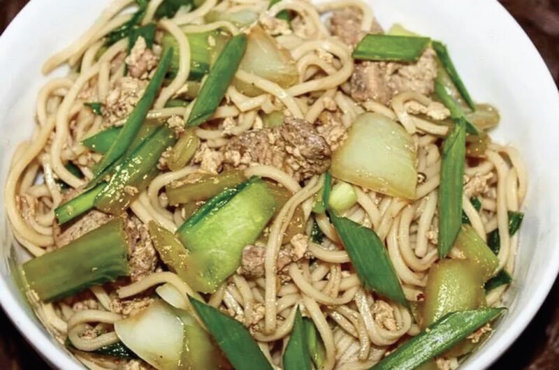 Makaron z mięsem z indyka uprzednio marynowanym, a następnie smażonym razem z kapustą pak choy i dymką.