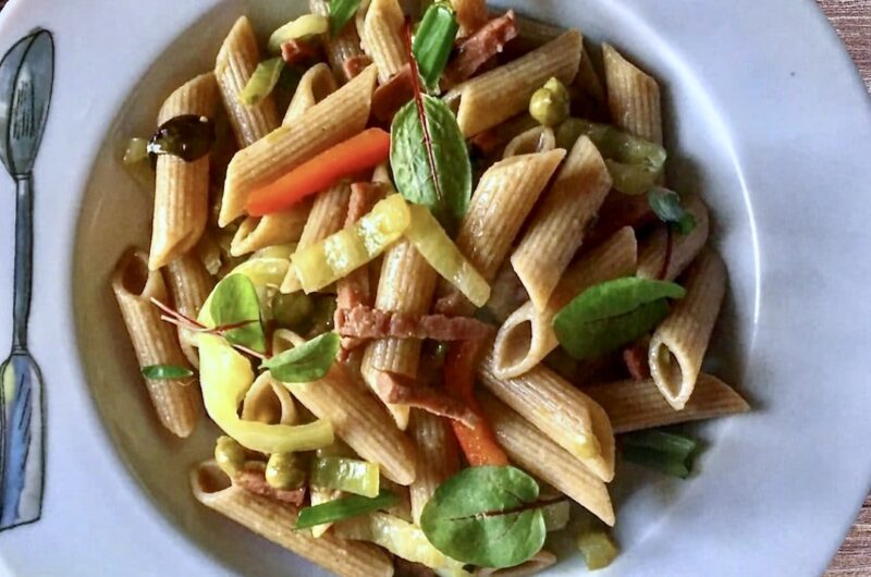 Makaron z pokrojoną w paski mortadelą podany ze smażonymi na oliwie papryką oraz groszkiem.