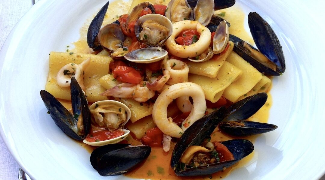 Makaron z owocami morza to jedno z najbardziej lubianych dań w rejonie basenu Morza Śródziemnego, ale także w wielu innych miejscach na całym świecie.