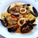 Makaron z owocami morza to jedno z najbardziej lubianych dań w rejonie basenu Morza Śródziemnego, ale także w wielu innych miejscach na całym świecie.