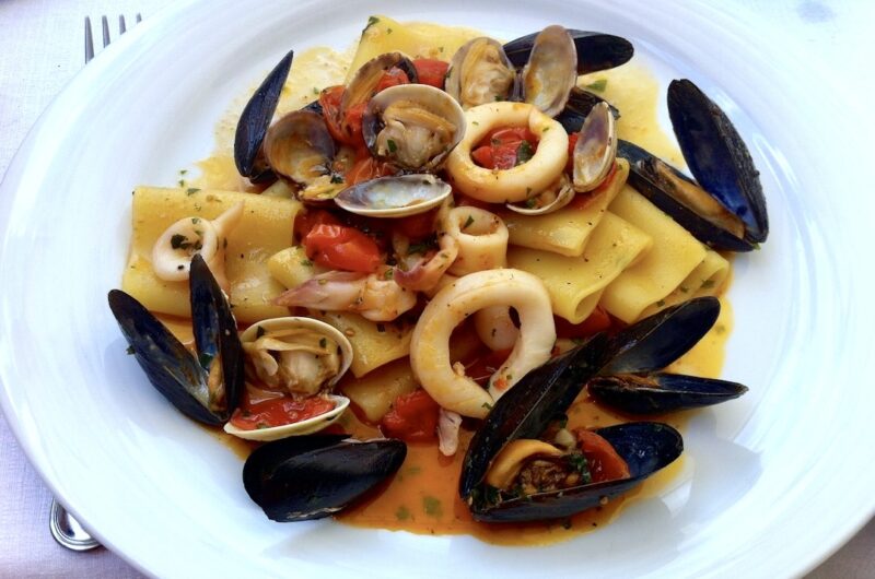 Makaron z owocami morza to jedno z najbardziej lubianych dań w rejonie basenu Morza Śródziemnego, ale także w wielu innych miejscach na całym świecie.