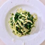 Makaron podany z sosem pesto przygotowanym z sera owczego i oliwy ze świeżą rukolą.