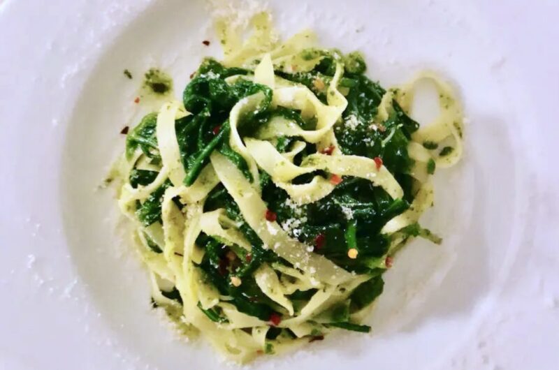 Makaron podany z sosem pesto przygotowanym z sera owczego i oliwy ze świeżą rukolą.