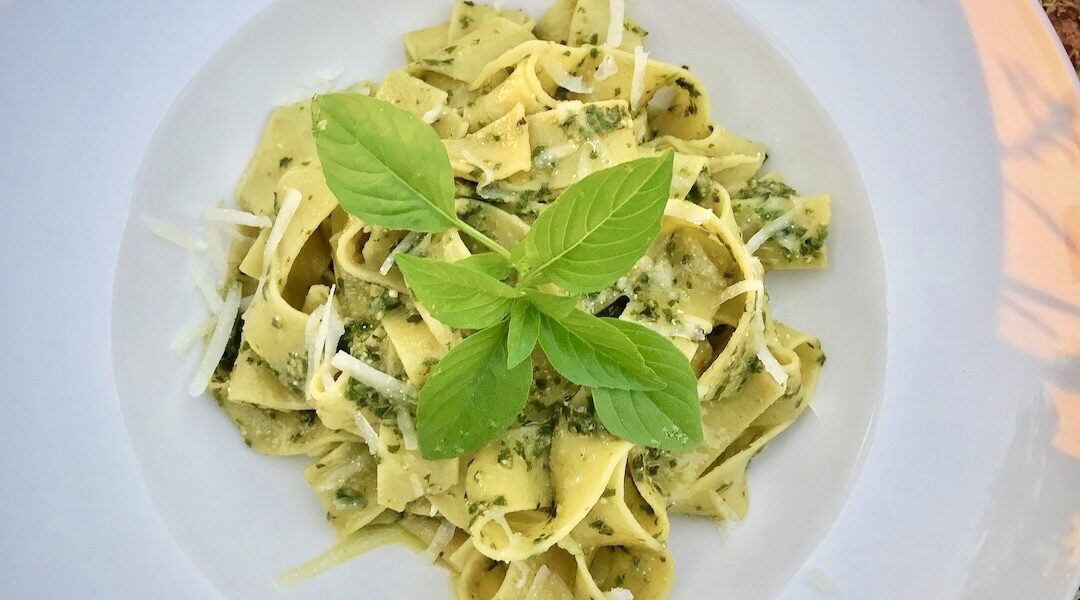 Pesto genovese to cudny wynalazek kulinarny wywodzący się z Genui, stolicy włoskiego regionu Liguria. Oliwa, twardy ser dojrzewający, świeża bazylia, ząbek czosnku, sól morska i piniole gwarantują wyborny smak.