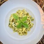 Pesto genovese to cudny wynalazek kulinarny wywodzący się z Genui, stolicy włoskiego regionu Liguria. Oliwa, twardy ser dojrzewający, świeża bazylia, ząbek czosnku, sól morska i piniole gwarantują wyborny smak.