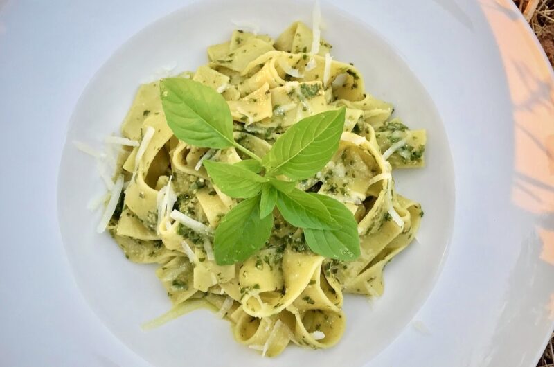 Pesto genovese to cudny wynalazek kulinarny wywodzący się z Genui, stolicy włoskiego regionu Liguria. Oliwa, twardy ser dojrzewający, świeża bazylia, ząbek czosnku, sól morska i piniole gwarantują wyborny smak.