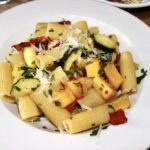 Makaron podanymi z pieczonymi warzywami o smaku czosnku i rozmarynu.