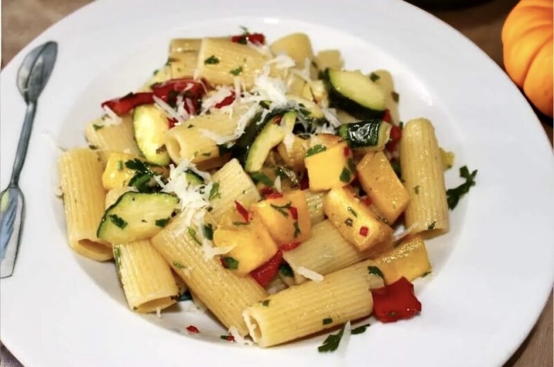 Makaron podanymi z pieczonymi warzywami o smaku czosnku i rozmarynu.
