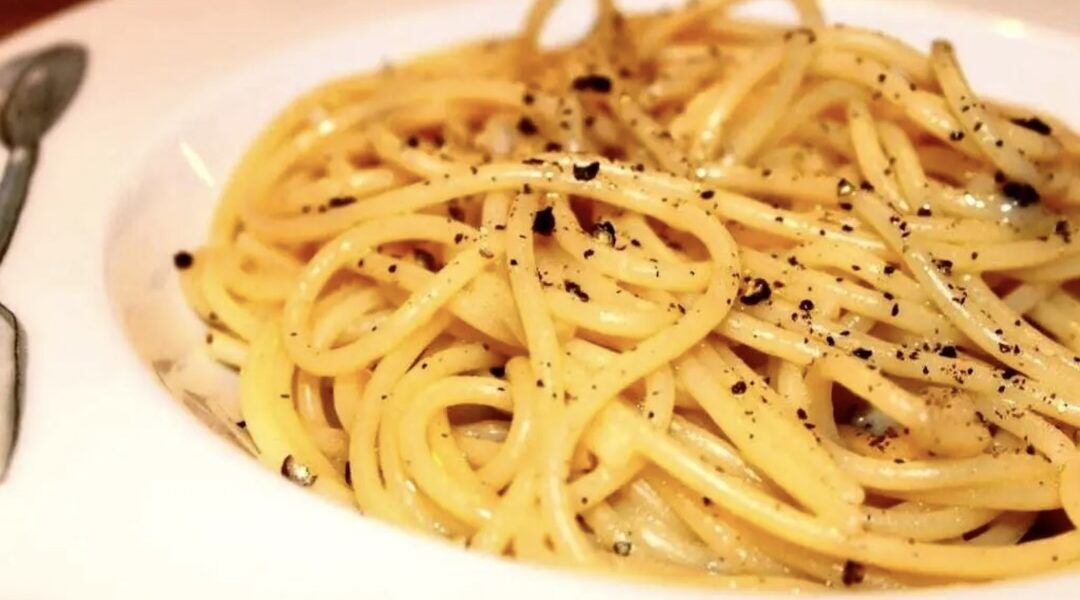 Makaron wymieszany z owczym startym serem pecorino oraz z serem ricotta posypany obficie pieprzem.