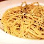 Makaron wymieszany z owczym startym serem pecorino oraz z serem ricotta posypany obficie pieprzem.