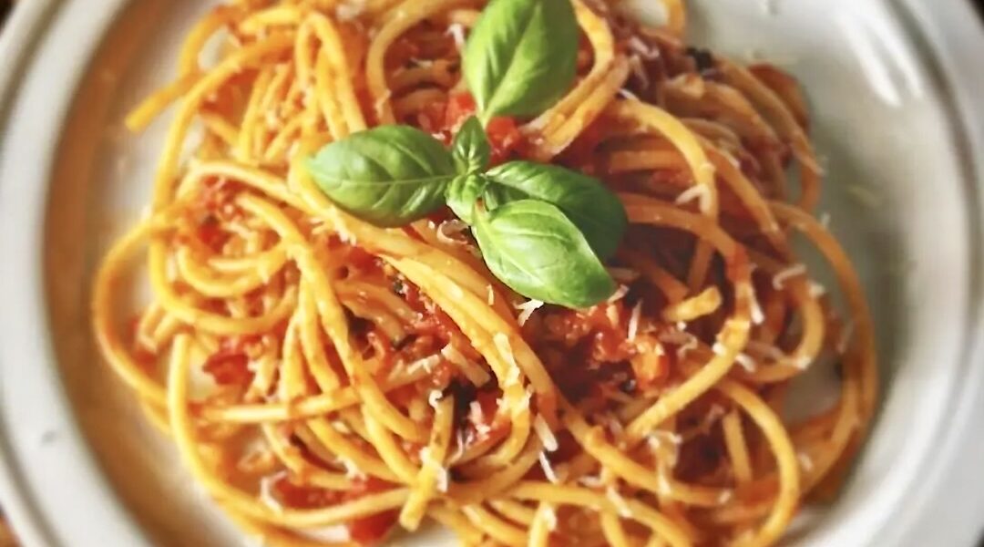 Makaron wymieszany z domowym sosem pomidorowym przyrządzonym z dojrzałych pomidorów z dodatkiem cebuli, czosnku i świeżej bazylii.