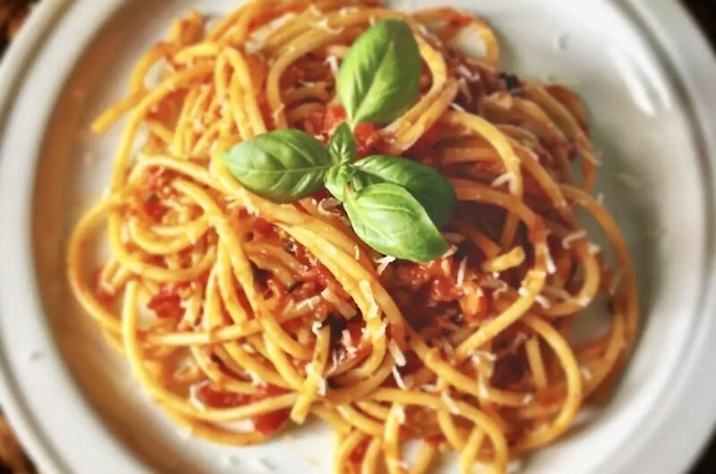 Makaron wymieszany z domowym sosem pomidorowym przyrządzonym z dojrzałych pomidorów z dodatkiem cebuli, czosnku i świeżej bazylii.