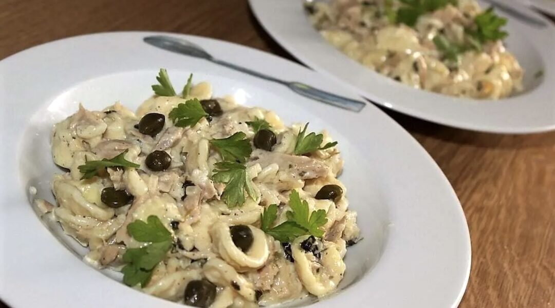 Makaron z sosem śmietanowym z dodatkiem tuńczyka, kaparów, czosnku  i soku z cytryny.