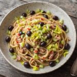Makaron wymieszany z tuńczykiem z puszki oraz z przesmażonym selerem naciowym, chilli i oliwkami.