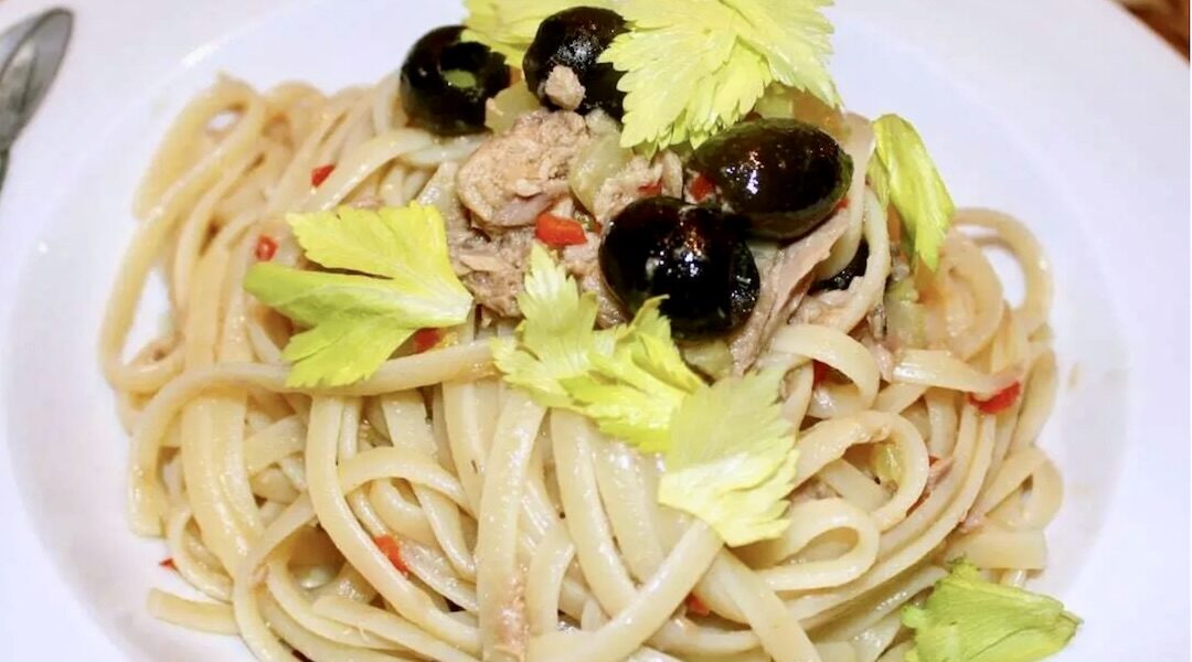 Makaron wymieszany z tuńczykiem z puszki oraz z przesmażonym selerem naciowym, chilli i oliwkami.