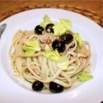 Makaron wymieszany z tuńczykiem z puszki oraz z przesmażonym selerem naciowym, chilli i oliwkami.