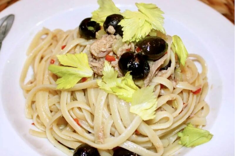 Makaron wymieszany z tuńczykiem z puszki oraz z przesmażonym selerem naciowym, chilli i oliwkami.