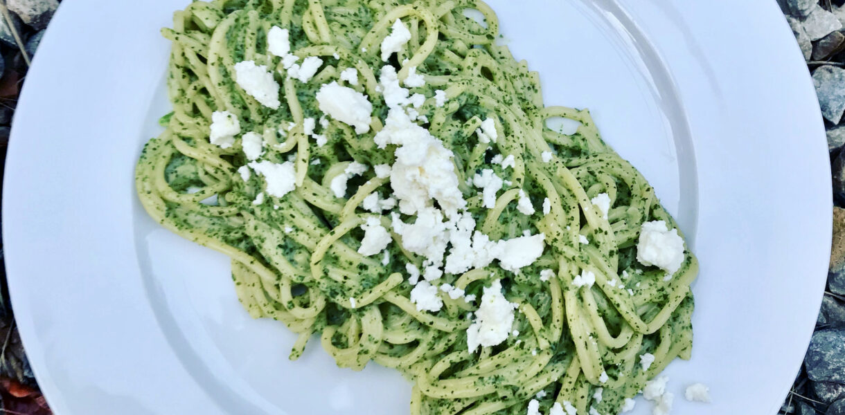 makaron podany z sosem z pesto szpinakowym