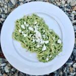 makaron podany z sosem z pesto szpinakowym