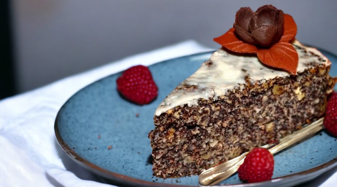 Makowiec japoński to ciasto, w którym nie znajdziesz mąki. Składa się głównie z maku i startych jabłek winnych oraz bakalii i wiórków kokosowych.