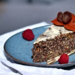 Makowiec japoński to ciasto, w którym nie znajdziesz mąki. Składa się głównie z maku i startych jabłek winnych oraz bakalii i wiórków kokosowych.