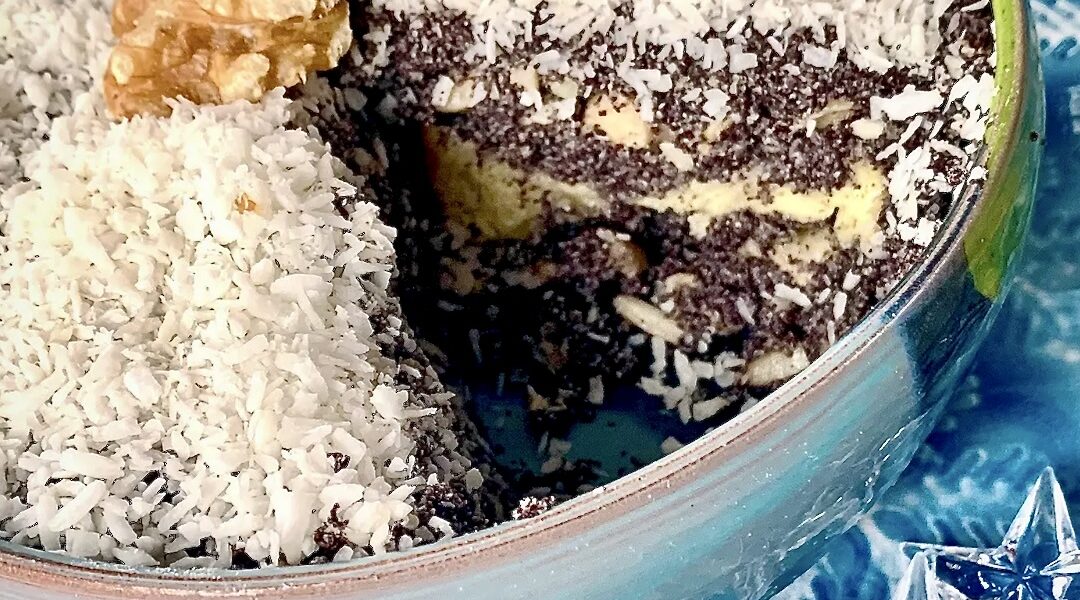 Makówki to śląski deser bożonarodzeniowy przygotowany z maku gotowanego z dodatkiem mleka, masła i miodu oraz bakalii układany w naczyniu na chałce.