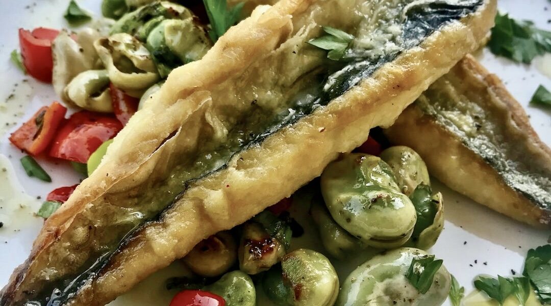 Wyrazista w smaku makrela jako filet smażony podana razem z bobem oraz papryką.