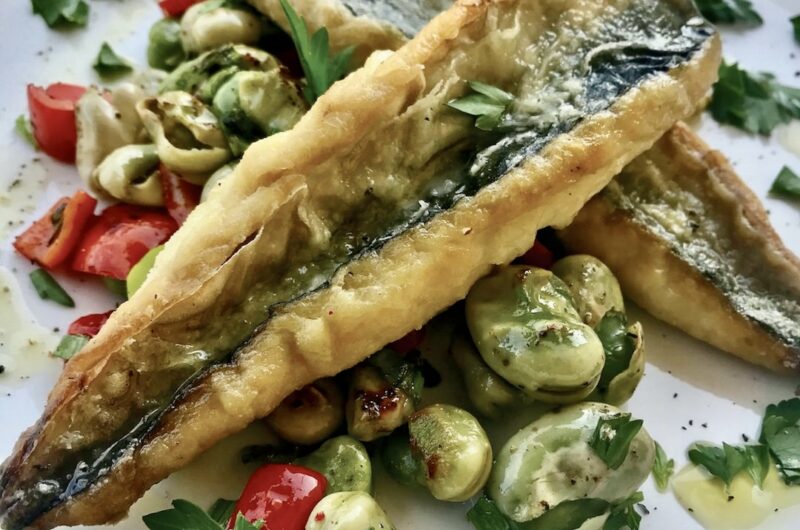 Wyrazista w smaku makrela jako filet smażony podana razem z bobem oraz papryką.