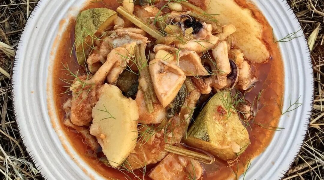 Mątwa krojona i duszona z dodatkiem ziemniaków, cukinii, selera i startych pomidorów.