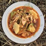 Mątwa krojona i duszona z dodatkiem ziemniaków, cukinii, selera i startych pomidorów.