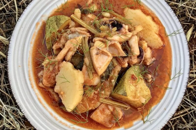 Mątwa krojona i duszona z dodatkiem ziemniaków, cukinii, selera i startych pomidorów.