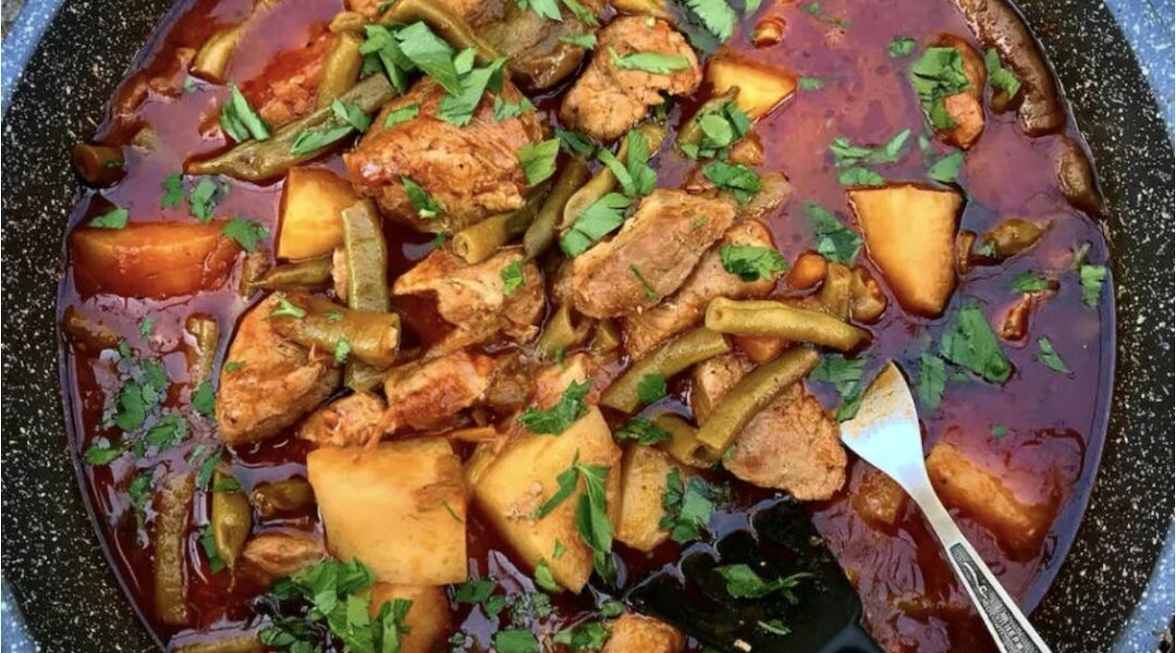 Mięso w postaci kawałków wieprzowiny smażone krótko z dymką i marchewką, a następnie duszone z ziemniakami i fasolką w pomidorach.