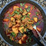 Mięso w postaci kawałków wieprzowiny smażone krótko z dymką i marchewką, a następnie duszone z ziemniakami i fasolką w pomidorach.