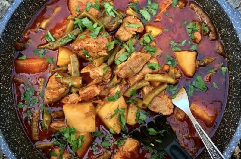 Mięso w postaci kawałków wieprzowiny smażone krótko z dymką i marchewką, a następnie duszone z ziemniakami i fasolką w pomidorach.