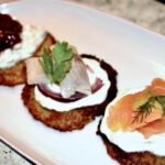 Mini placki ziemniaczane, czyli klasyczne placki, ale takie w wersji "na jeden kęs" podawane z różnymi dodatkami celem degustacji.