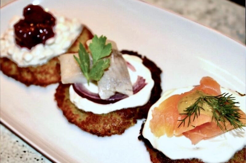 Mini placki ziemniaczane, czyli klasyczne placki, ale takie w wersji "na jeden kęs" podawane z różnymi dodatkami celem degustacji.