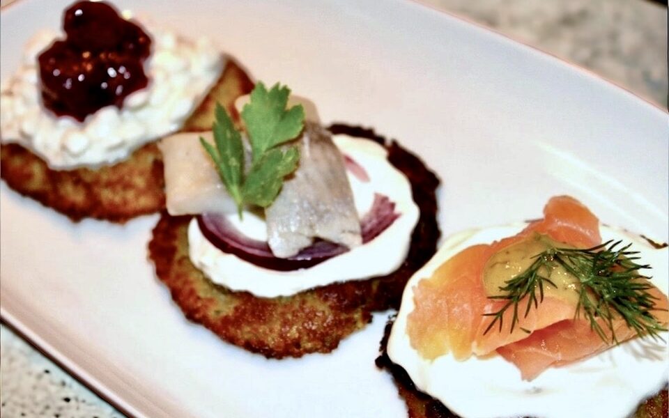 Mini placki ziemniaczane, czyli klasyczne placki, ale takie w wersji "na jeden kęs" podawane z różnymi dodatkami celem degustacji.