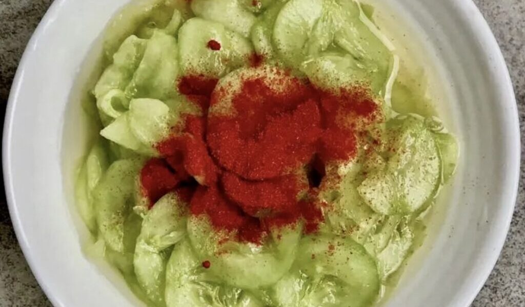 Mizeria po węgiersku czyli sałatka z ogórków macerowanych w zalewie z dodatkiem cukru i octu spirytusowego.