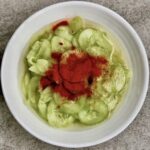 Mizeria po węgiersku czyli sałatka z ogórków macerowanych w zalewie z dodatkiem cukru i octu spirytusowego.