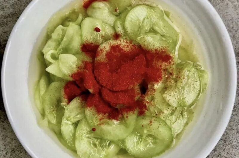 Mizeria po węgiersku czyli sałatka z ogórków macerowanych w zalewie z dodatkiem cukru i octu spirytusowego.