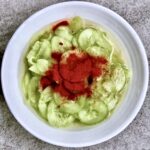 Mizeria po węgiersku czyli sałatka z ogórków macerowanych w zalewie z dodatkiem cukru i octu spirytusowego.