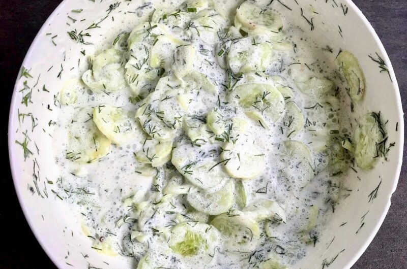 mizeria czyli krojone w cienkie plasterki świeży ogórek podany z kwaśną śmietaną i świeżym koperkiem