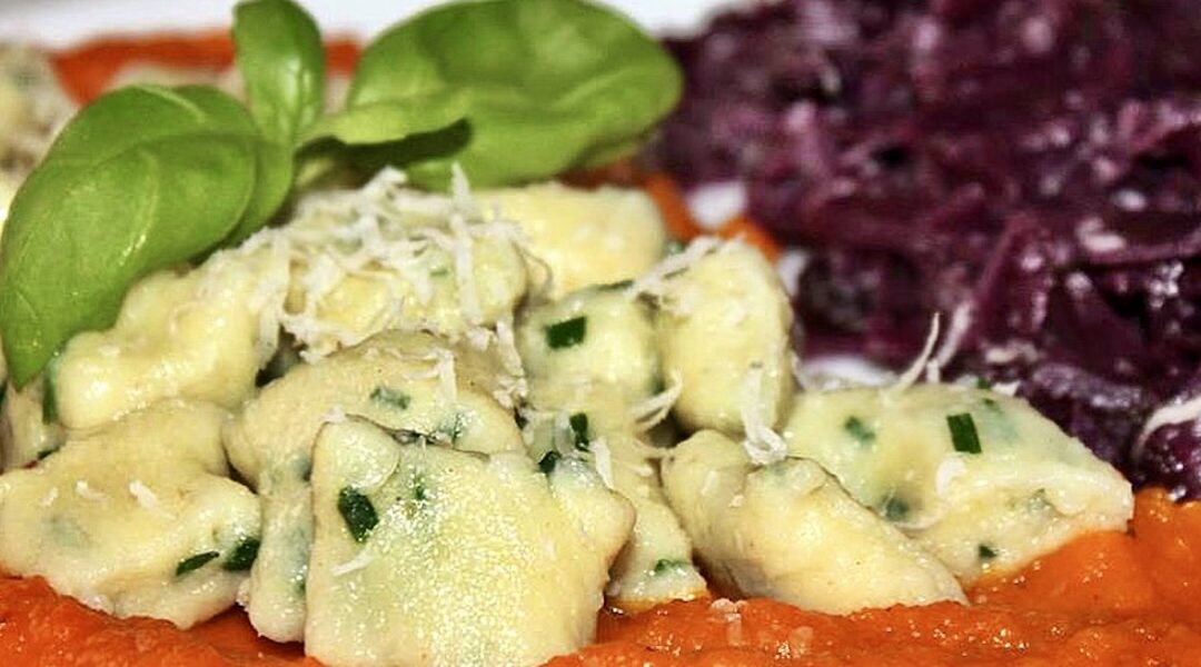 Mus z dyni pieczonej powstał z pokrojonej na kawałki i pozbawionej pestek dyni pieczonej z dodatkiem oliwy, a następnie zmiksowanej na puree.