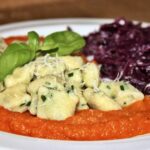 Mus z dyni pieczonej powstał z pokrojonej na kawałki i pozbawionej pestek dyni pieczonej z dodatkiem oliwy, a następnie zmiksowanej na puree.