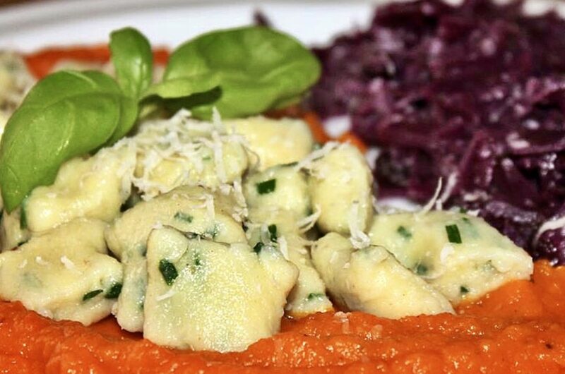 Mus z dyni pieczonej powstał z pokrojonej na kawałki i pozbawionej pestek dyni pieczonej z dodatkiem oliwy, a następnie zmiksowanej na puree.