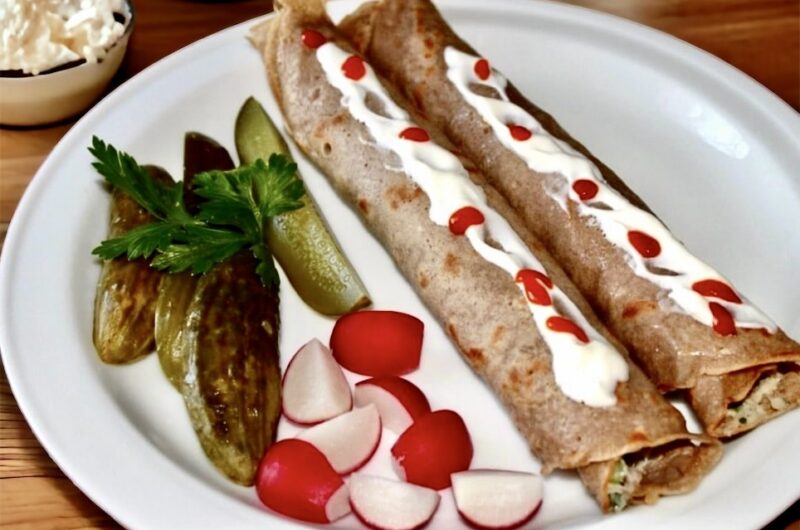 Naleśniki gryczane wypełnione makrelą wędzoną zmiksowaną z serkiem homogenizowanym.