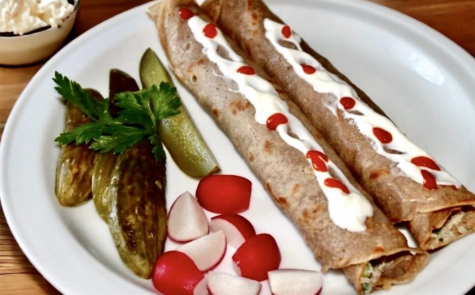 Naleśniki gryczane wypełnione makrelą wędzoną zmiksowaną z serkiem homogenizowanym.