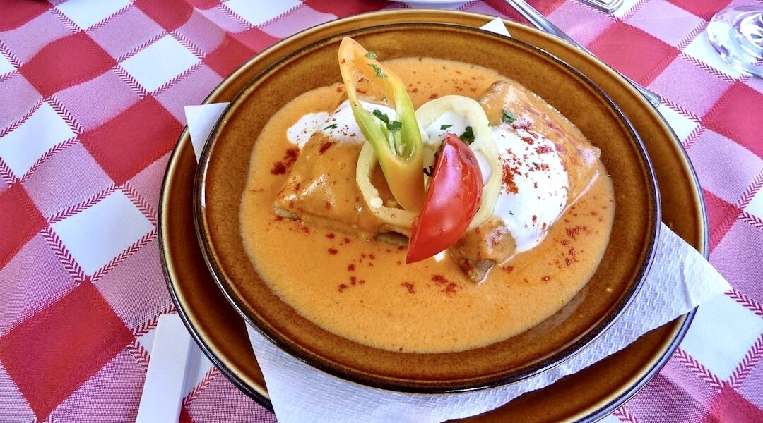 Naleśniki hortobagy zawierają w sobie duszoną cielęcinę z papryką mieloną. Po zawinięciu naleśniki zapieka się z sosem paprykowym.